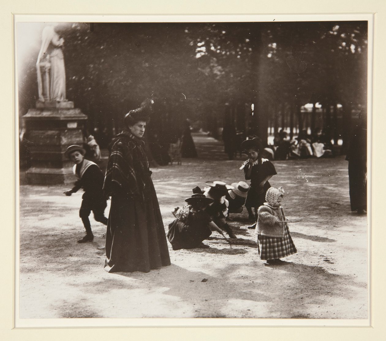 Crianças - Jardin Luxembourg de Eugène Atget