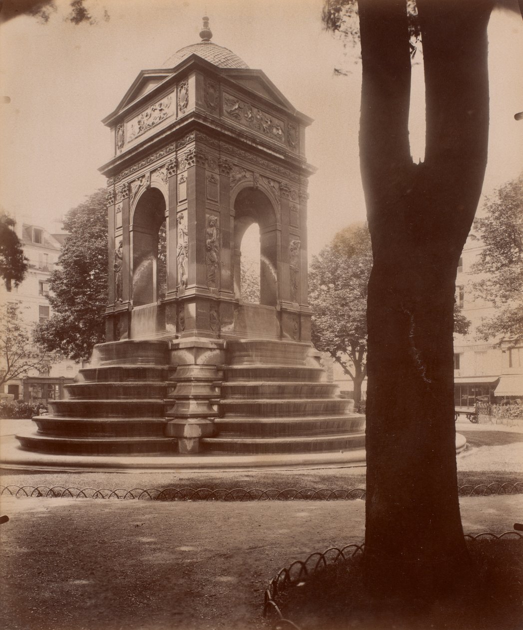 Fontaine des Innocents da série A Arte da Velha Paris de Eugène Atget