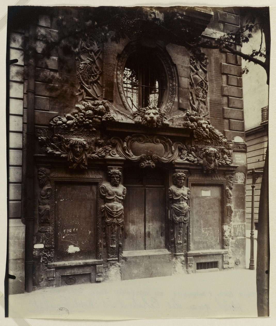 Hôtel de Fieubet ou Hôtel de la Valette (agora um estabelecimento privado, Massillon), 2 bis quai des Celestins, 4º arrondissement, Paris (estampa albumen) de Eugène Atget