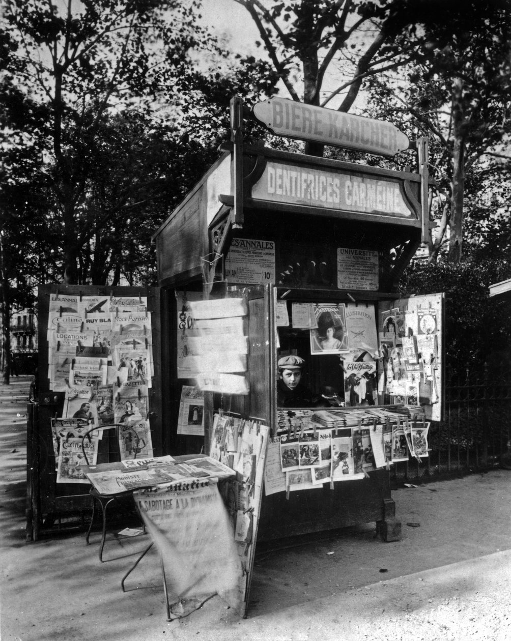 Quiosque em Paris, c.1910 (foto a p/b) de Eugène Atget