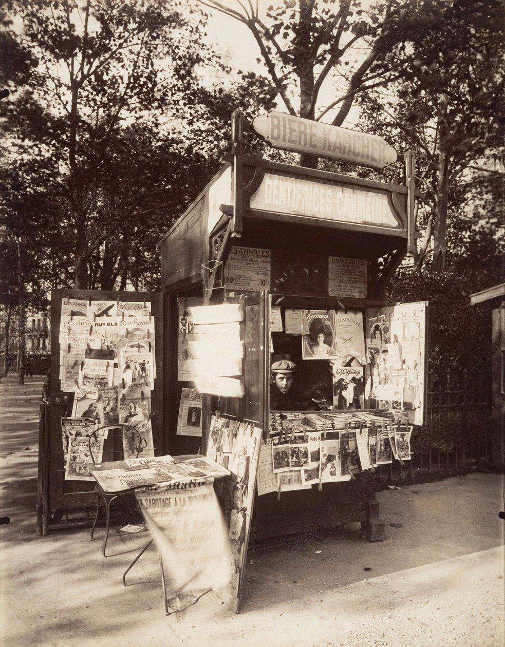 Quiosque em Paris, c.1910 (foto sépia) de Eugène Atget