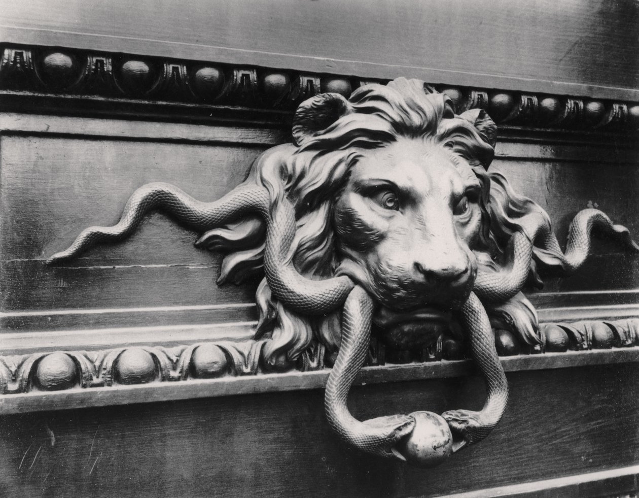 Batente da porta do leão, Paris de Eugène Atget