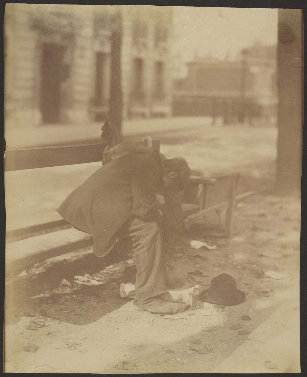 [Vagrant sentado] de Eugène Atget
