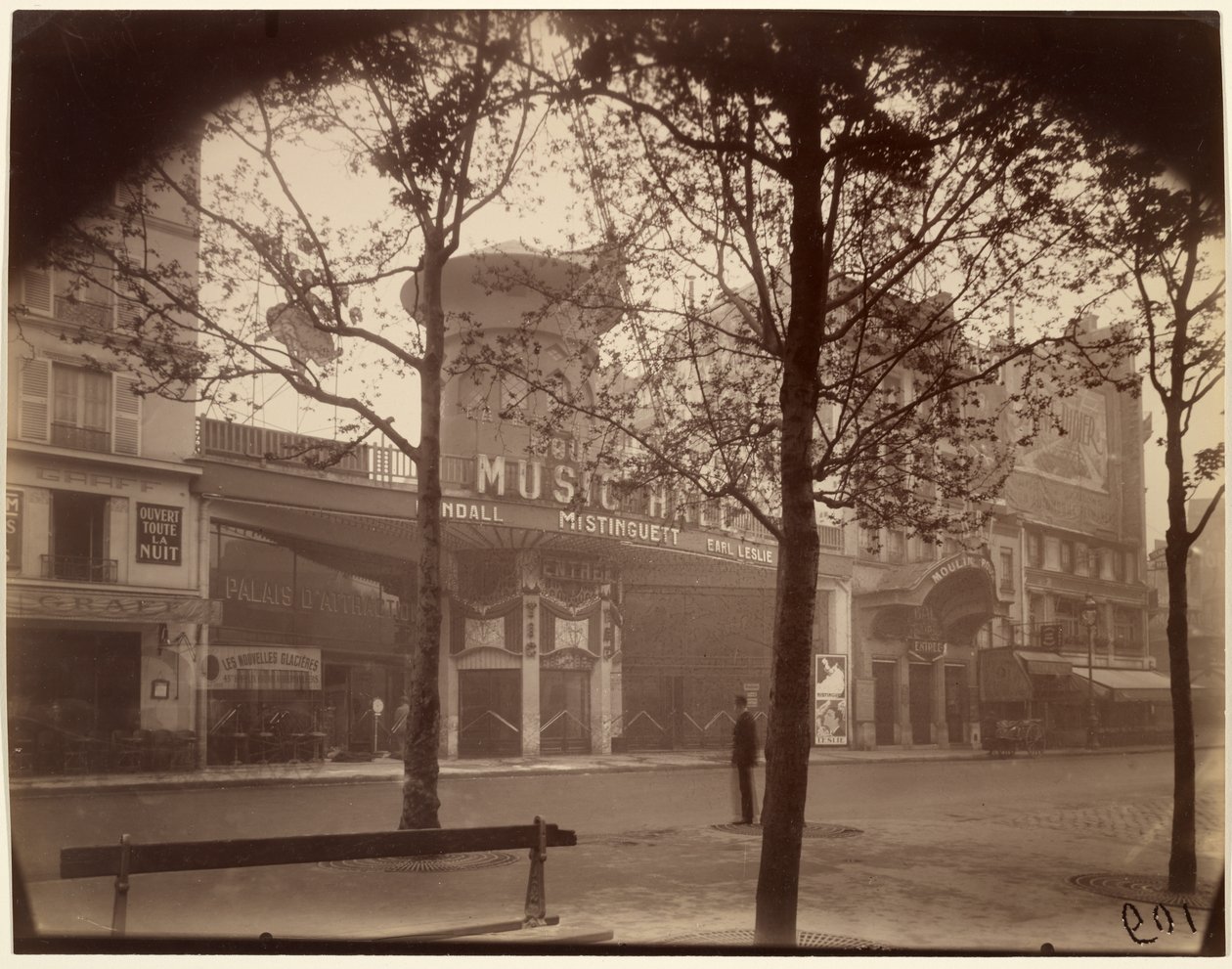 O Moulin Rouge de Eugène Atget