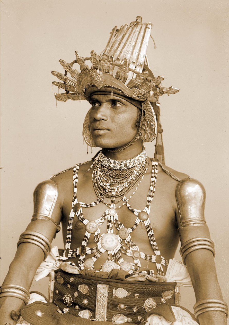 Retrato, de, um, dançarino cingalês, com, em alto-relevo, prata, capacete, c.1890 de Eugène Trutat