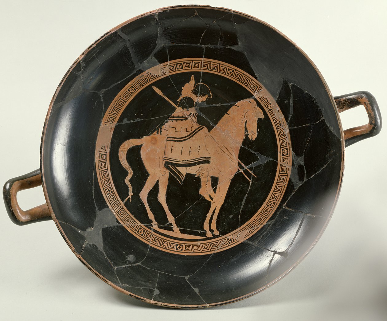 Taça ática de figuras vermelhas representando um cavaleiro a cavalo (cerâmica) de Euphronios