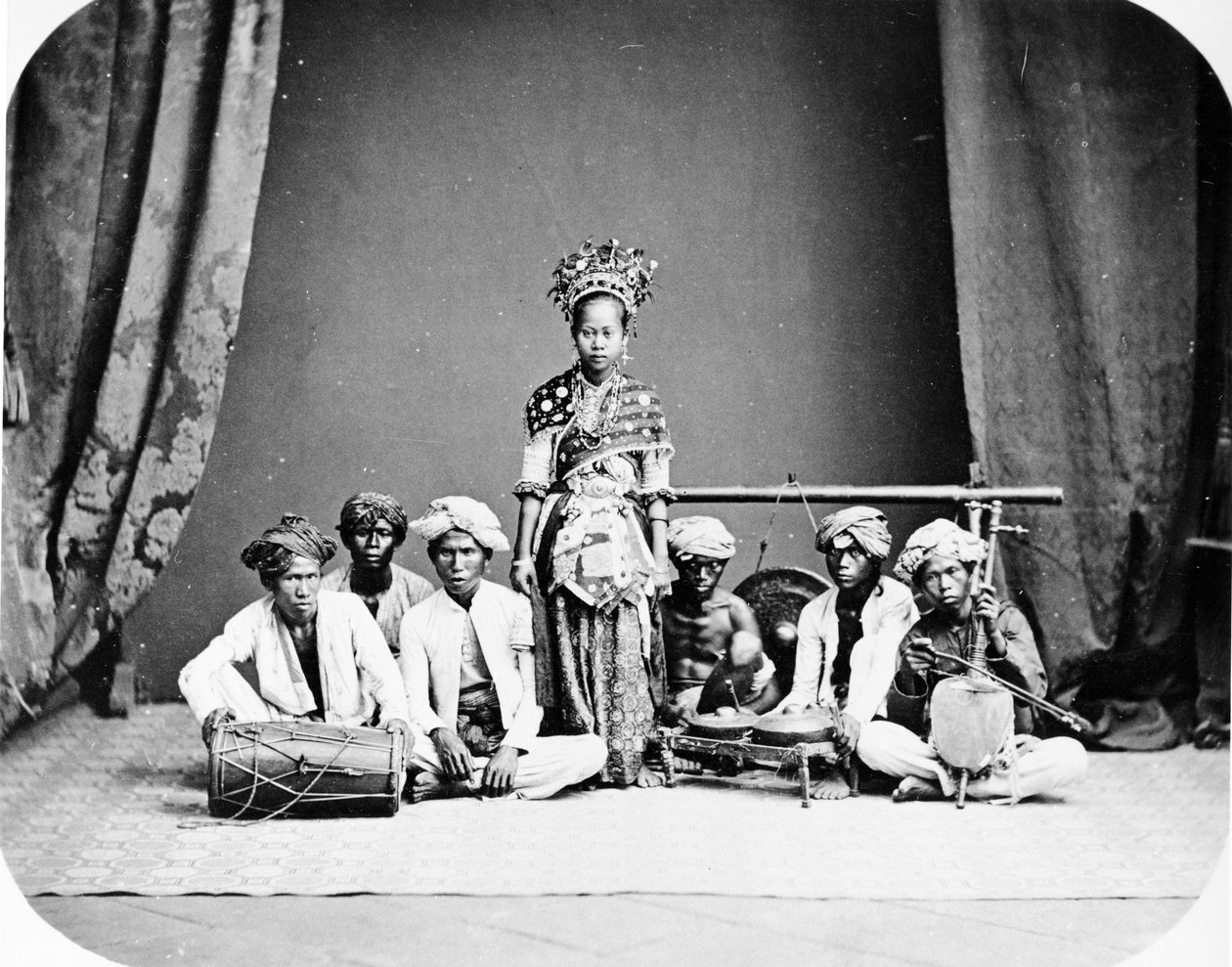 Menina de dança Batavian, c.1870s de European Photographer
