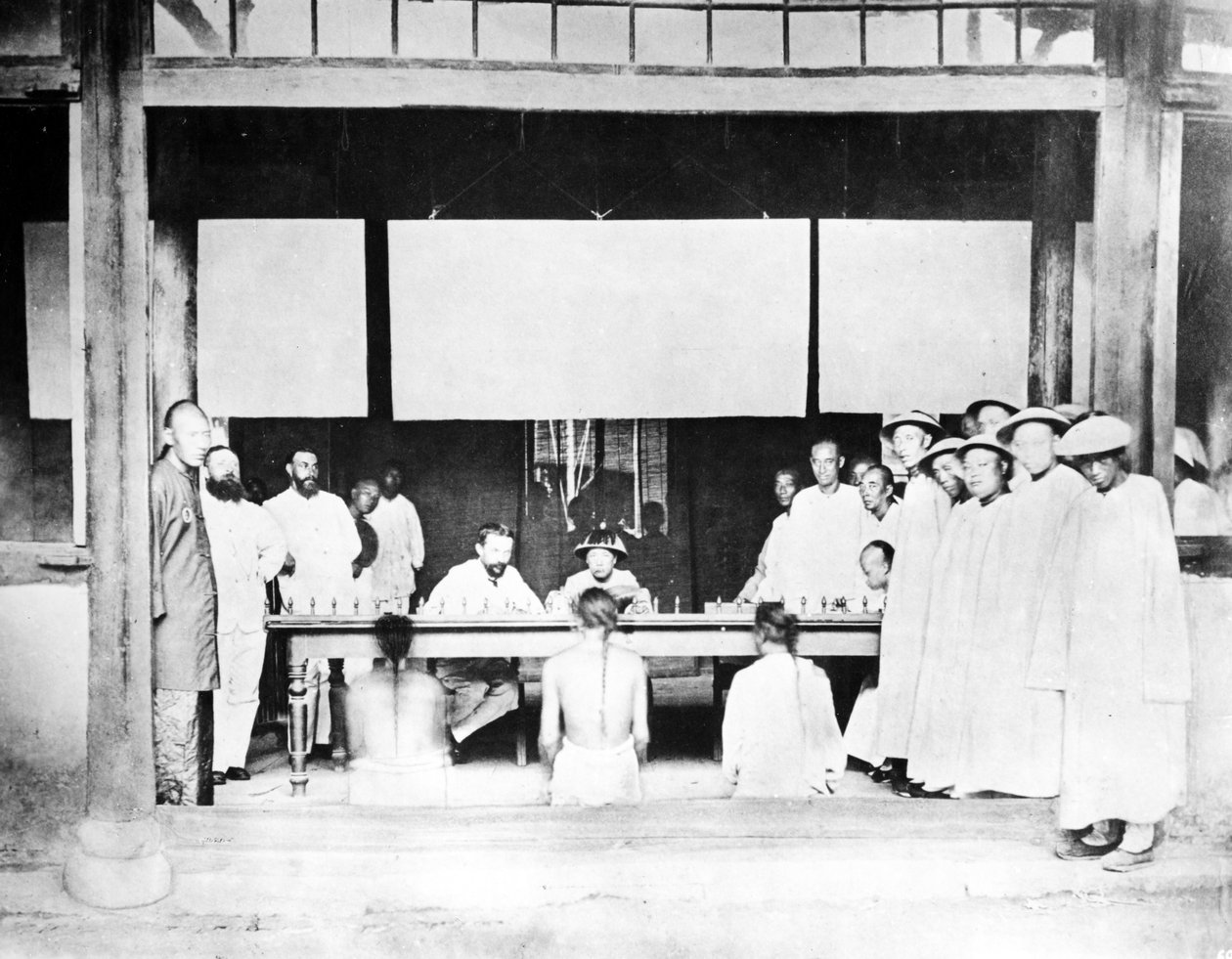 Tribunal de Magistrados Chineses, c.1880-90 de European Photographer