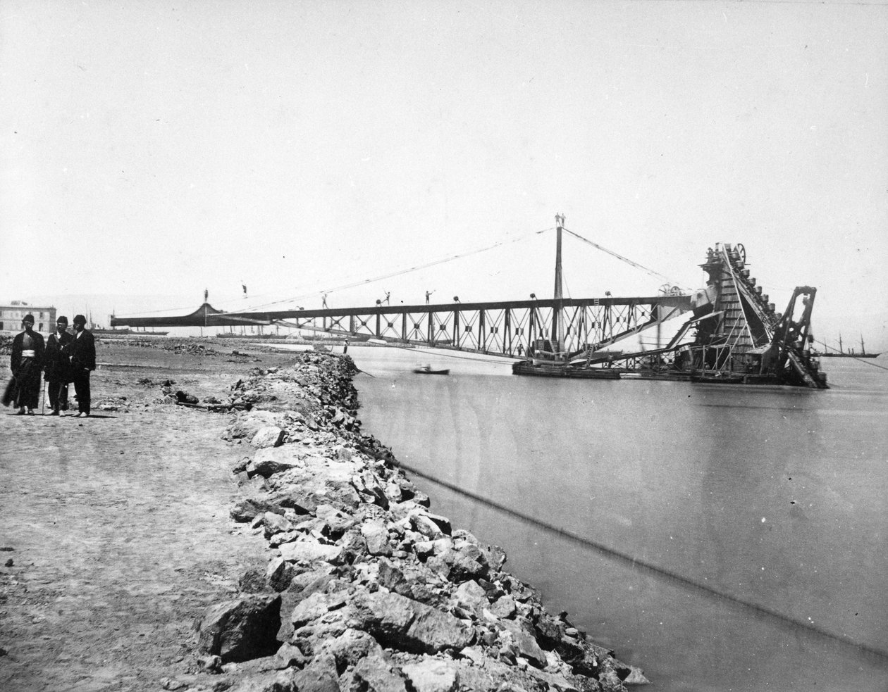 Dragando o canal de Suez, c.1870s de European Photographer