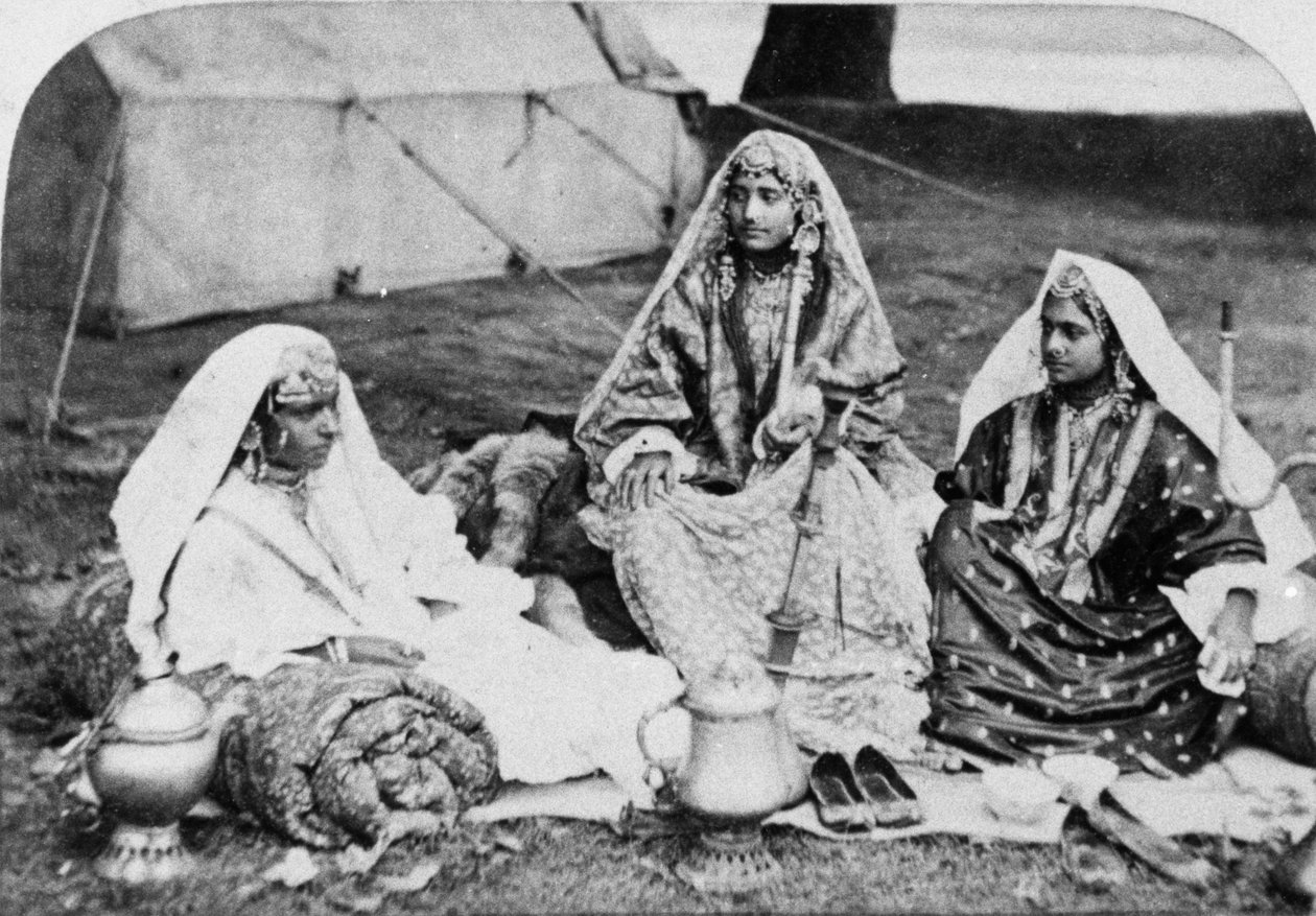 Kashmiri Nautch Girls, c.1860s de European Photographer