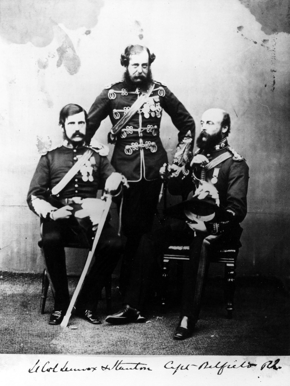 Tenente Coronel Lennox e Stanton e Capitão Belfield RE, c.1860 de European Photographer
