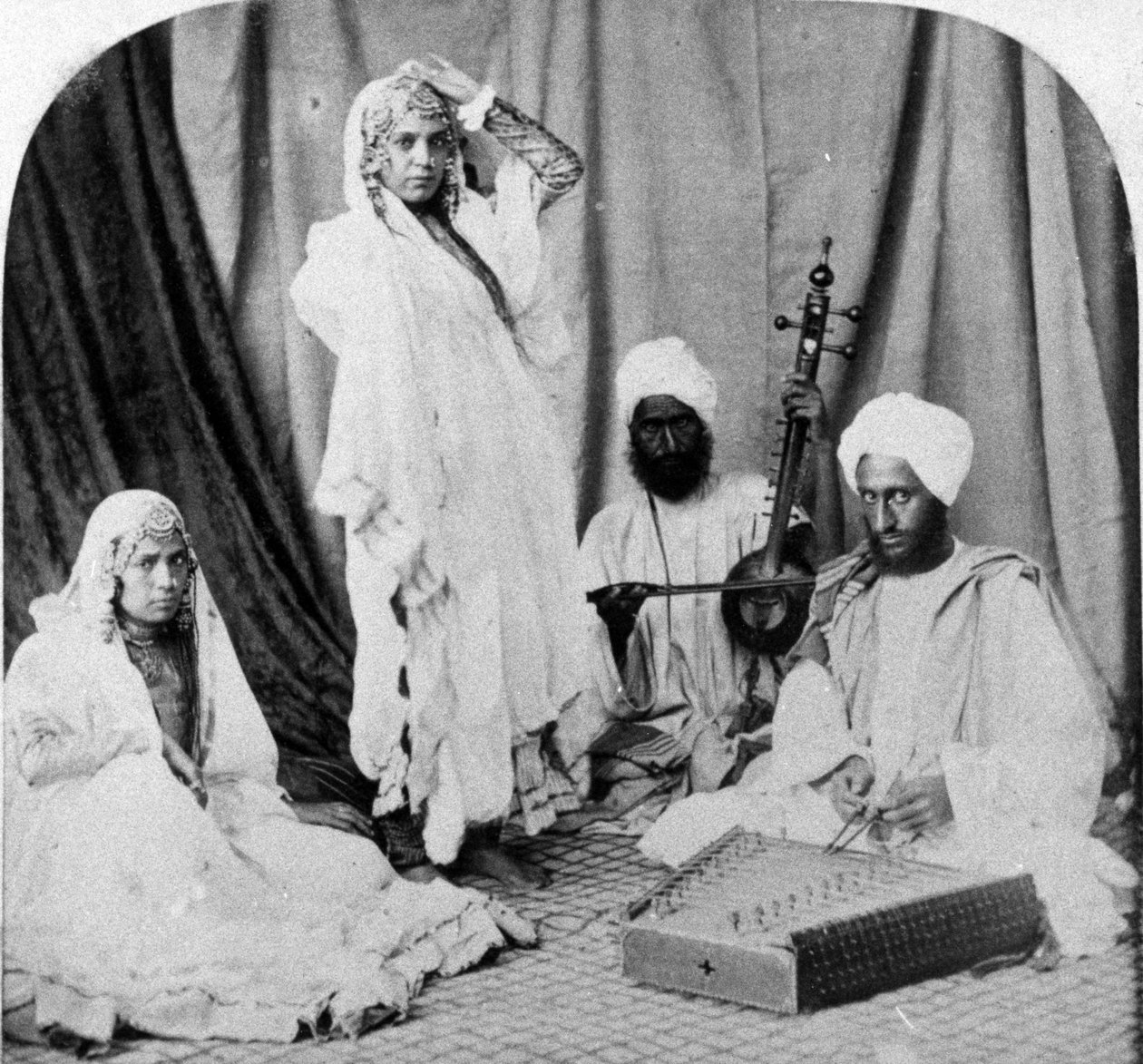 Meninas e Músicos Nautch, c.1860-80 de European Photographer