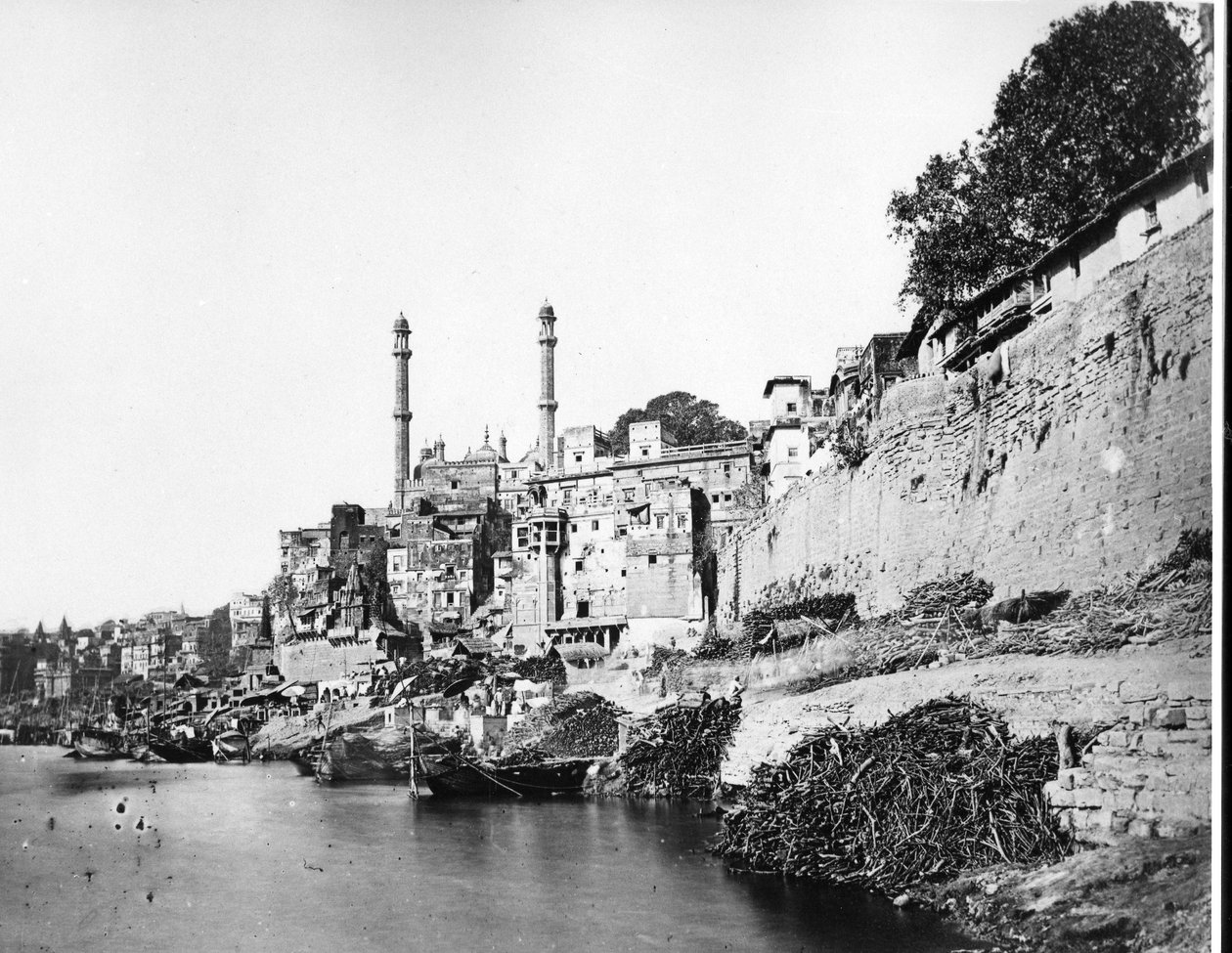 Pachganga Ghat e a Mesquita de Aurangzeb, Benares, c.1860-70 de European Photographer
