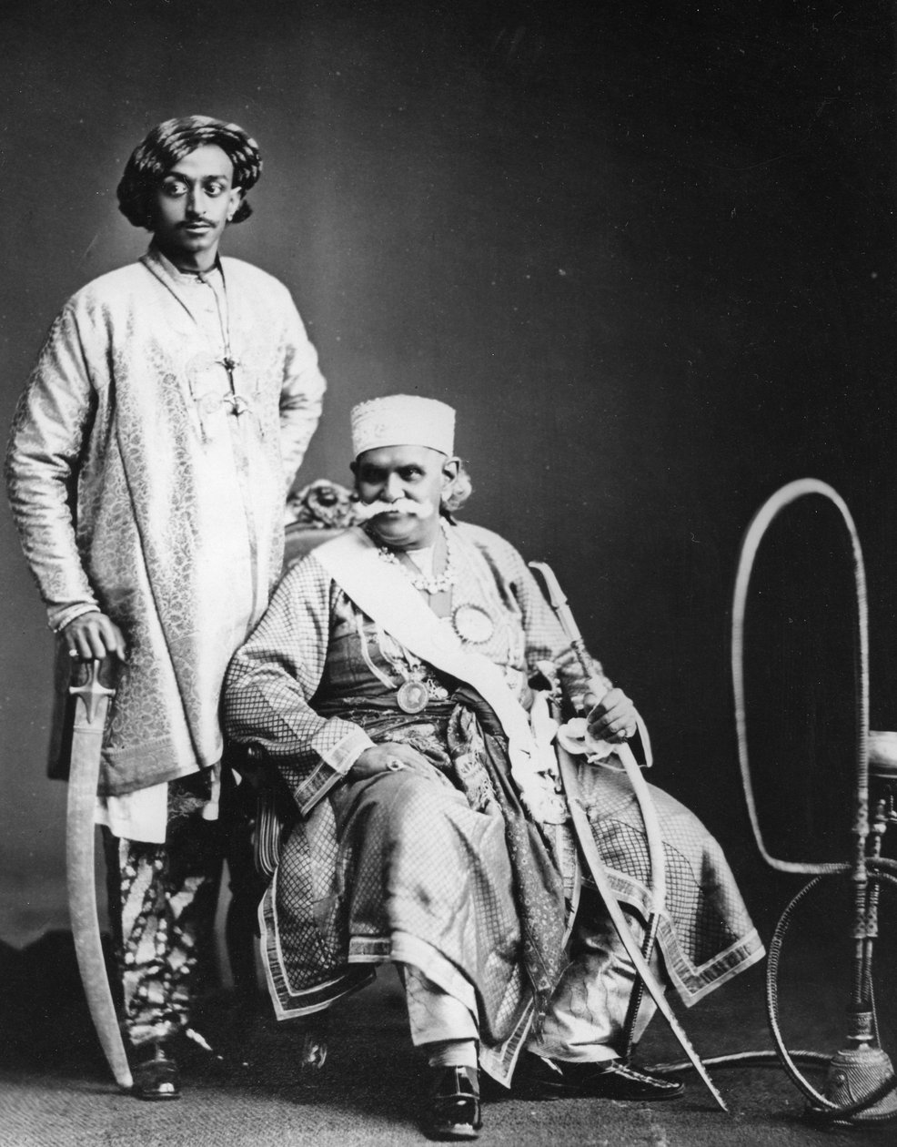 O marajá de Benares e seu filho, c.1870s de European Photographer