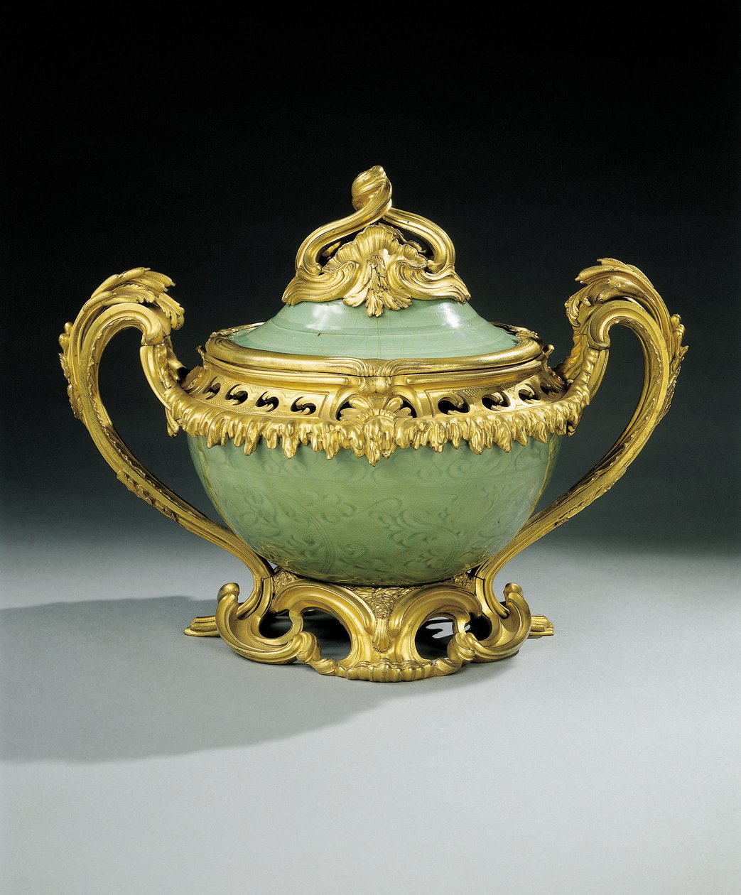 Vaso pot-pourri Louis XV (porcelana chinesa celadon montada em ormolu) de European School