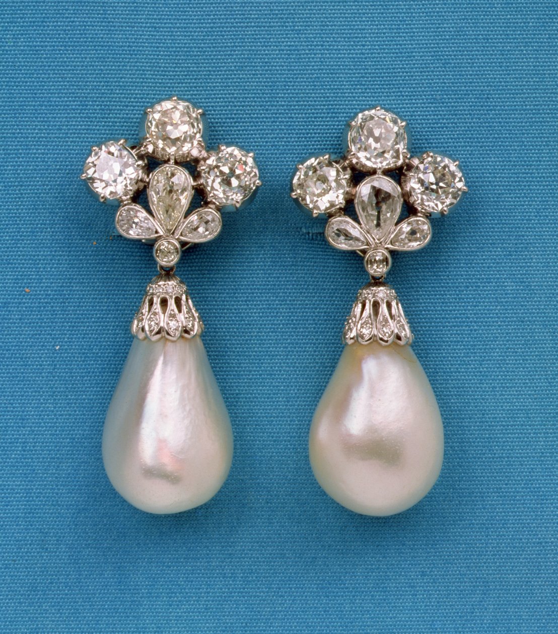 &39;Pérolas de Mancini&39;, brincos dados por Luís XIV a Marie Mancini, c. Meados do século 17 (pérolas e diamantes) (ver também 489766) de European School