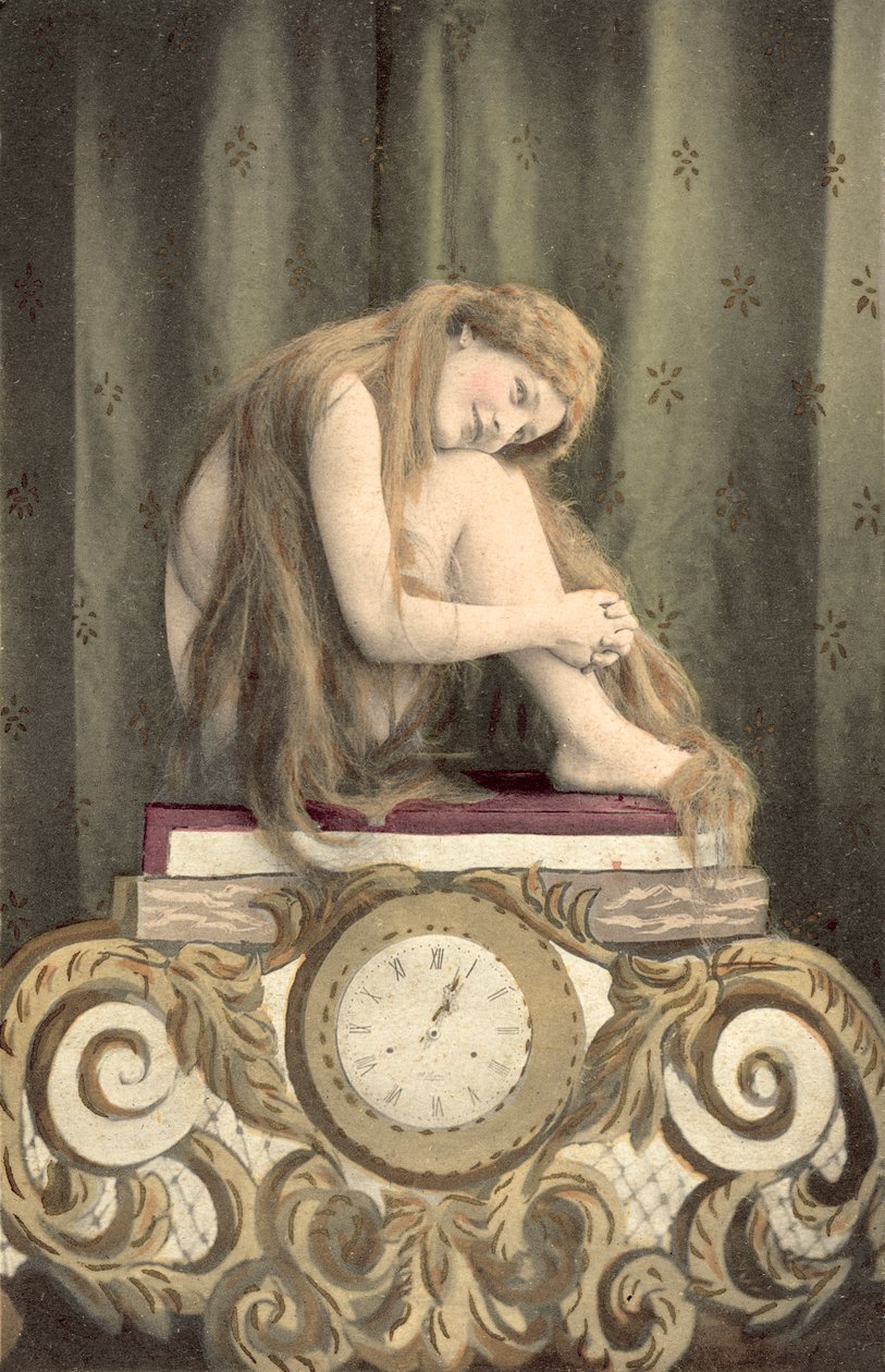 Retrato de uma rapariga sentada por cima de um relógio (litografia a cores) de European School