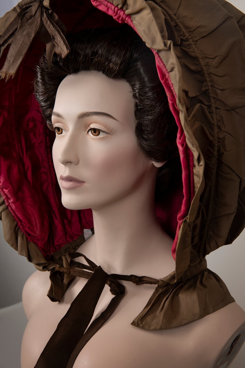 Calash de seda castanha com forro de seda rosa, c.1760s (seda) de European School