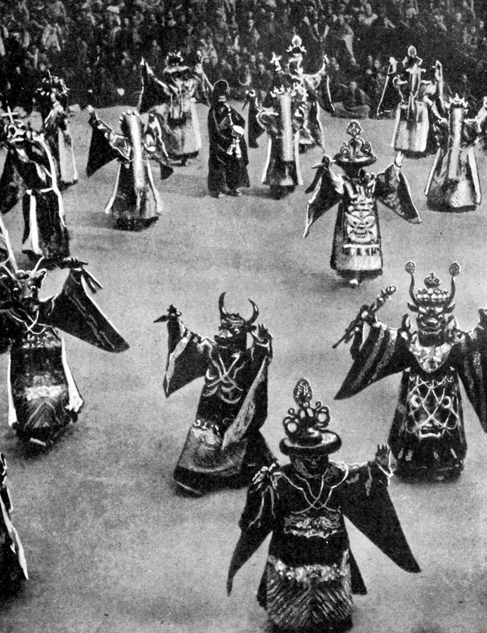 Dançarinos mascarados, Tibete, 1936. de Ewing Galloway