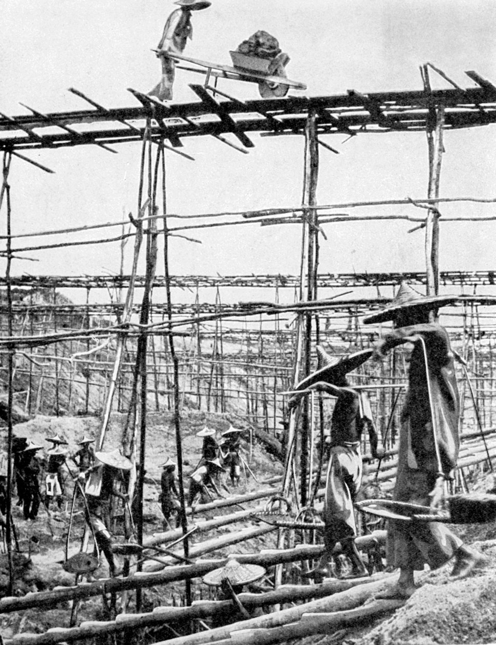 Métodos primitivos no distrito de estanho mais rico do mundo, Taiping, China, 1936. de Ewing Galloway