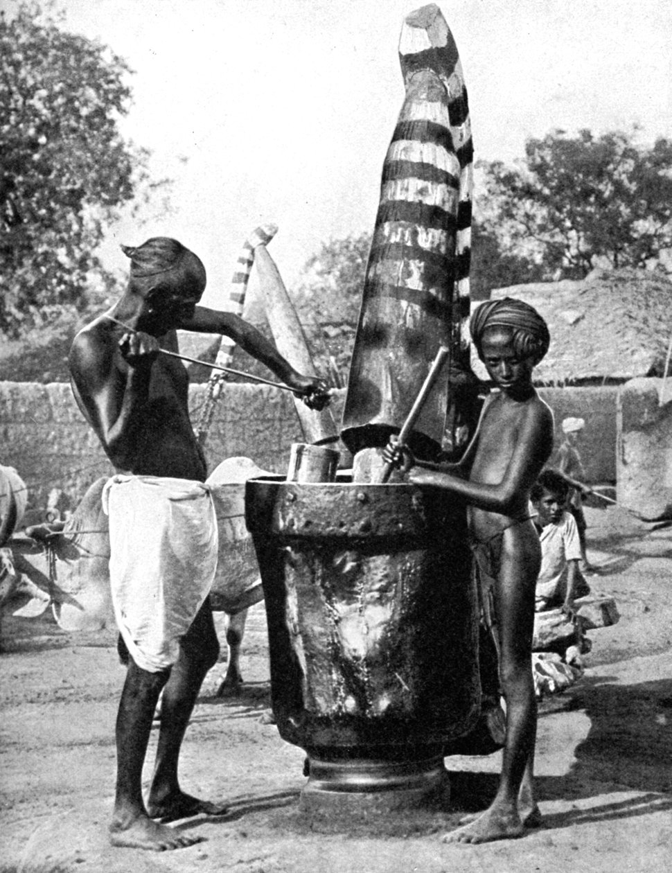 Moinho de gergelim pintado em homenagem a uma deusa hindu, Índia, 1936 de Ewing Galloway