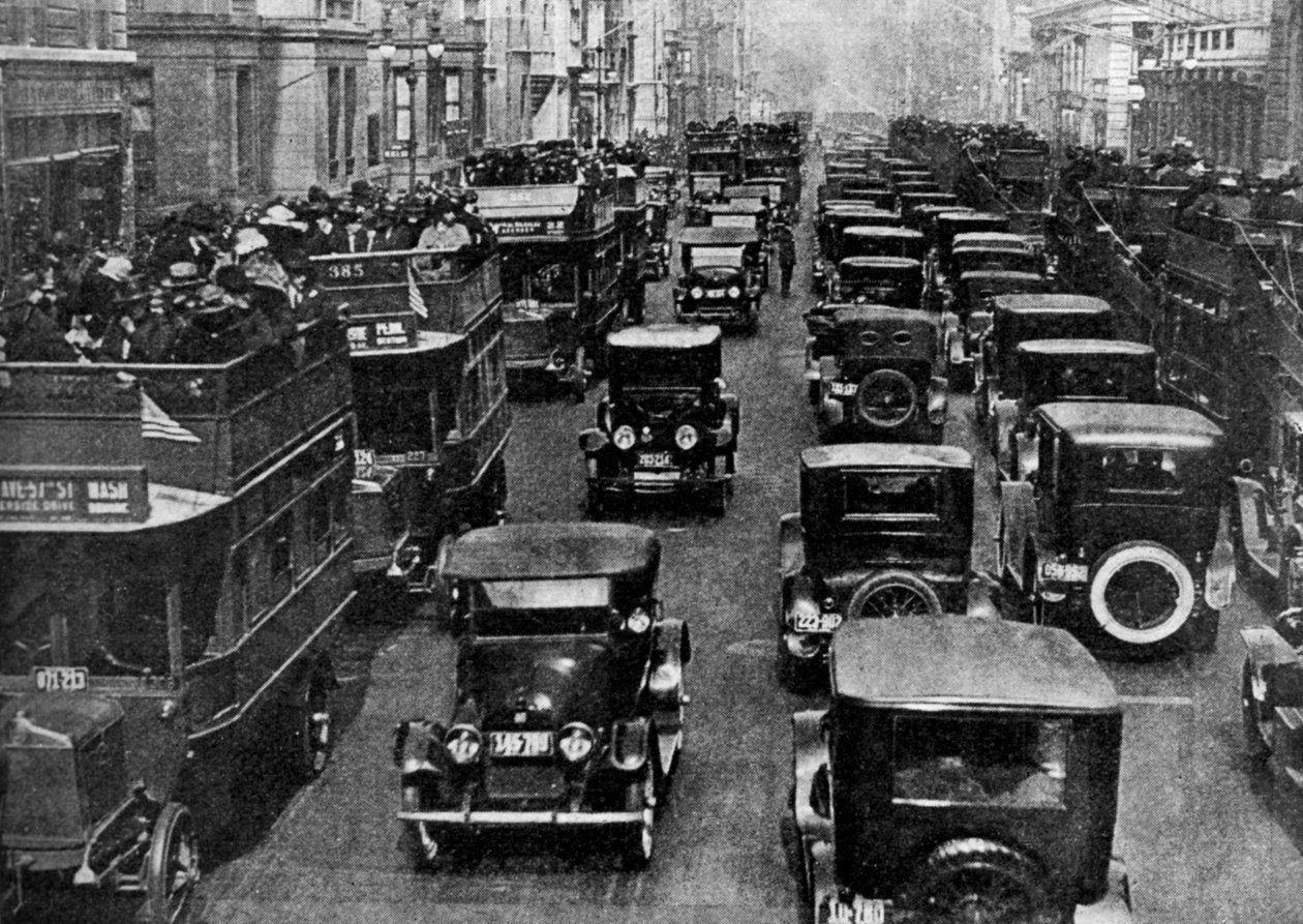 Trafique na 5a avenida como visto de uma torre de controle, New York City, EUA, c1930s. de Ewing Galloway