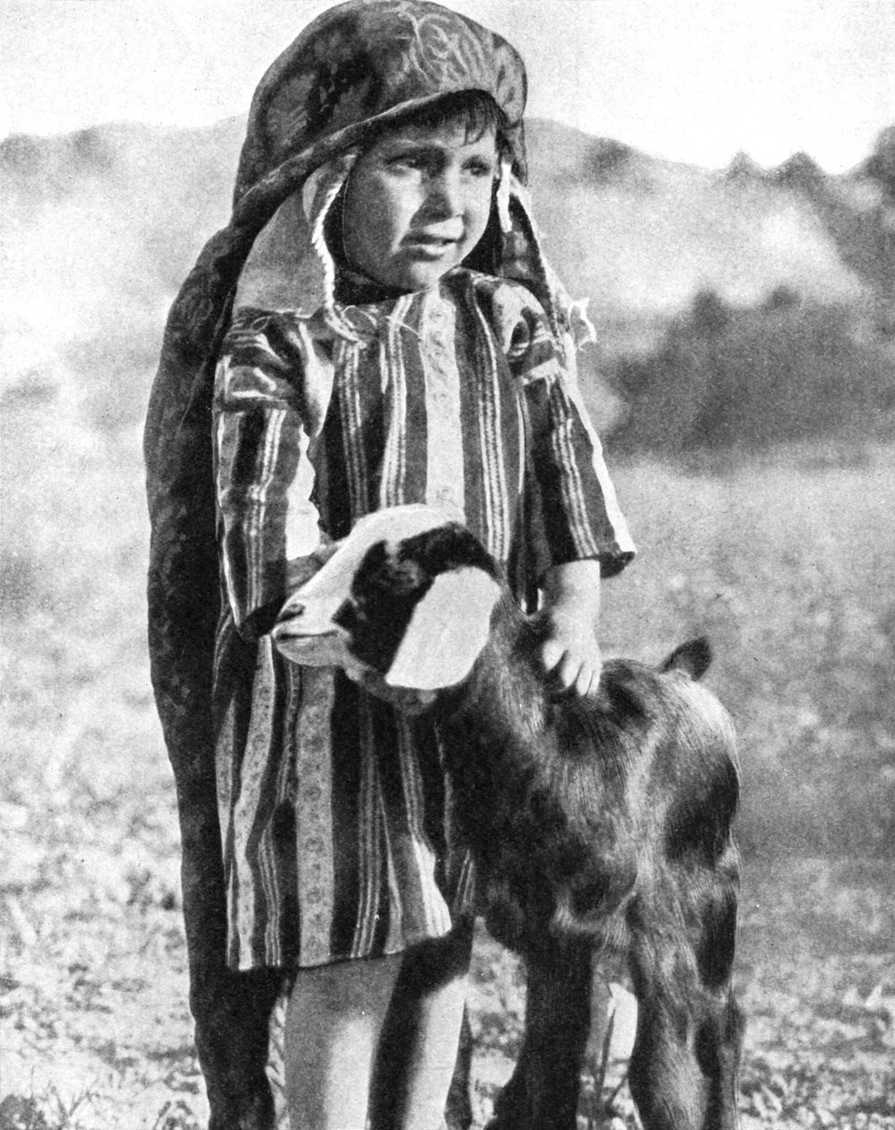 Menino tunisino no deserto do Saara, 1936. de Ewing Galloway
