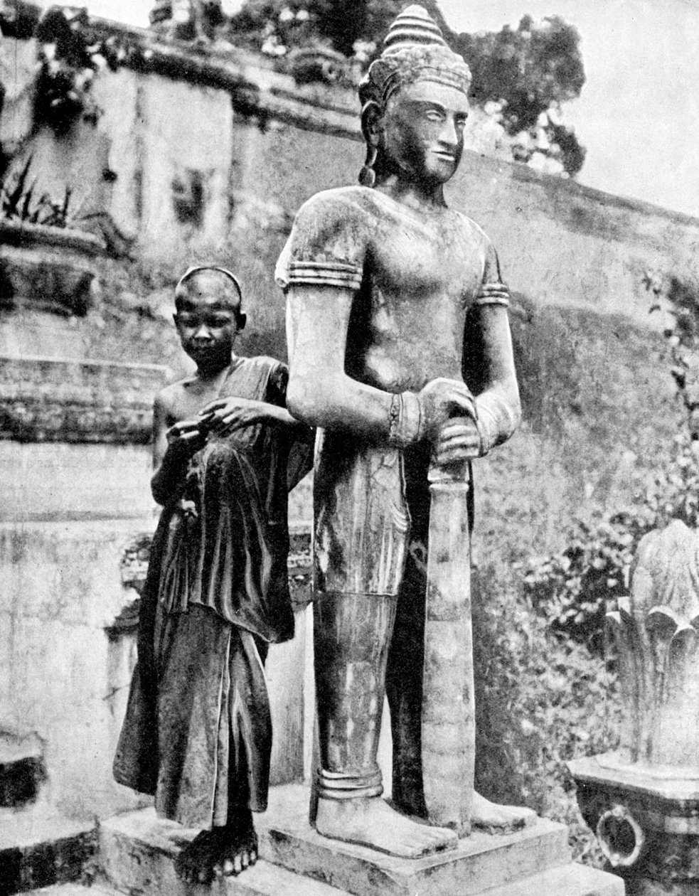 Jovem devoto do grande Buda, 1936. de Ewing Galloway