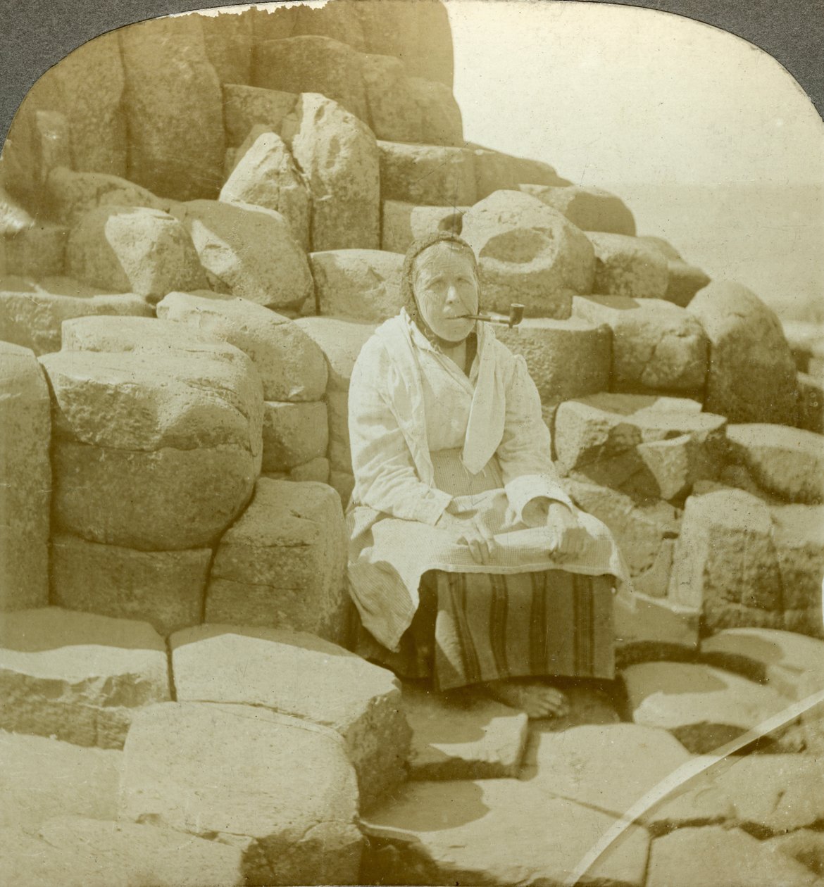 Na Cadeira dos Desejos, Giants Causeway, Antrim, Irlanda do Norte. de Excelsior Stereoscopic Tours