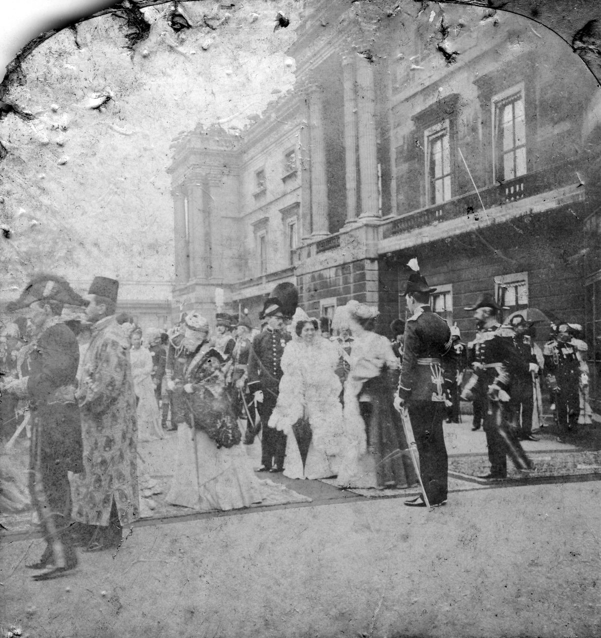 Revisão das tropas indianas e coloniais por HM the King, Palácio de Buckingham, Londres. de Excelsior Stereoscopic Tours