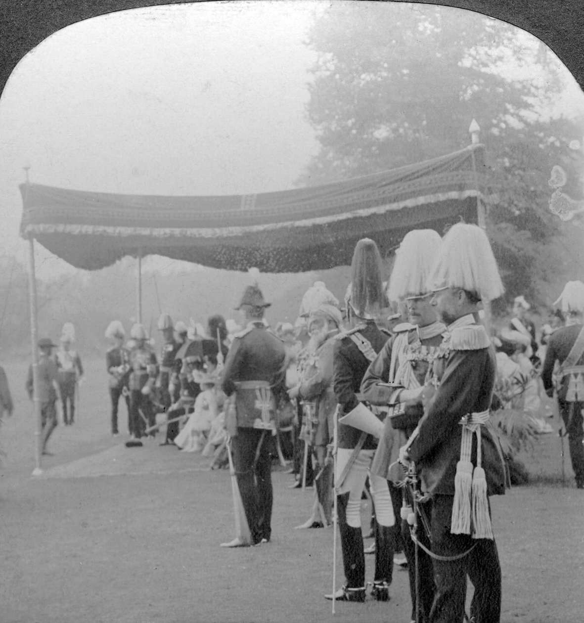 O rei apresentando medalhas de coroação, Palácio de Buckingham, Londres. de Excelsior Stereoscopic Tours