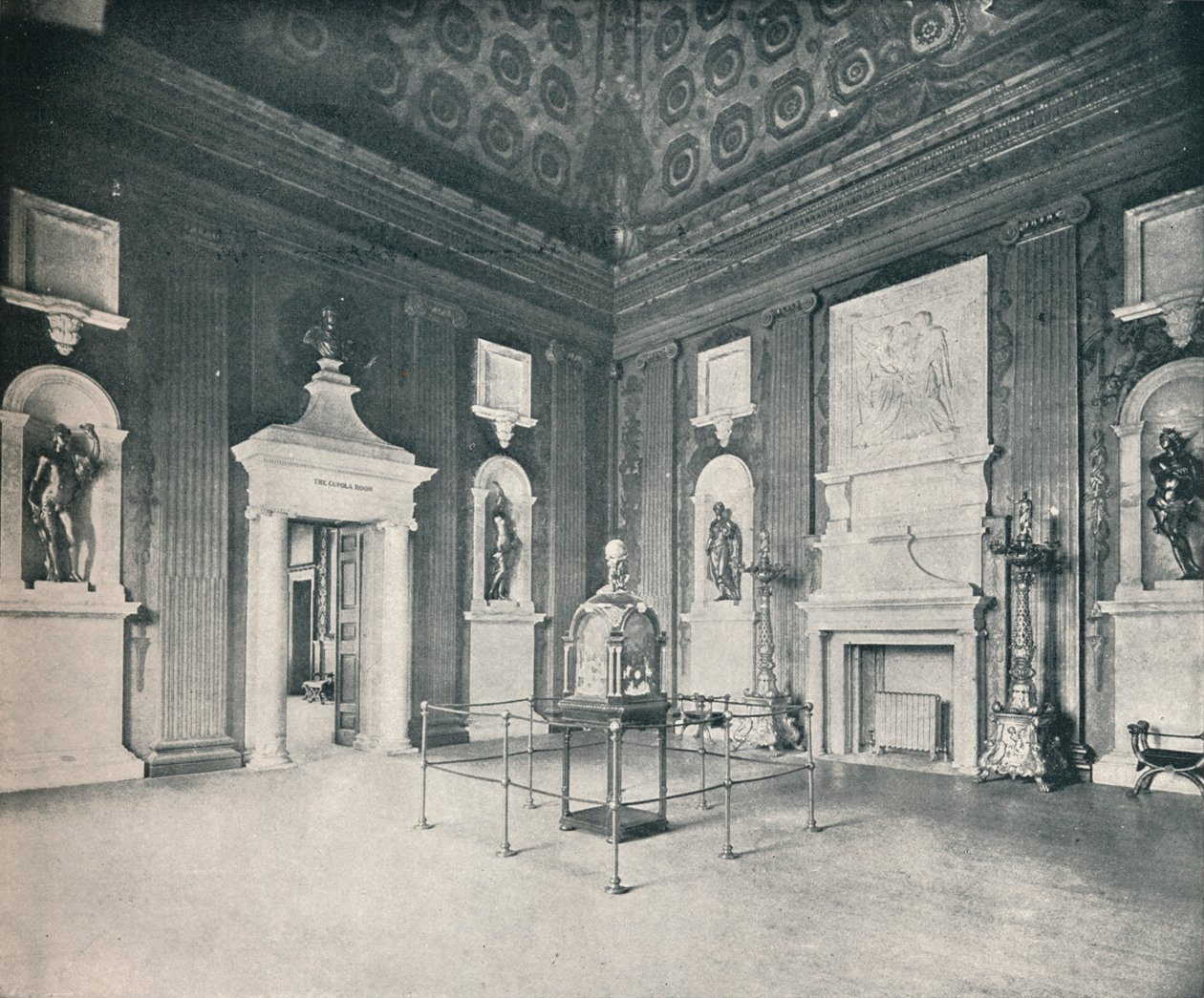 A sala da cúpula ou cubo no palácio de Kensington, c1899, 1901 de Eyre and Spottiswoode