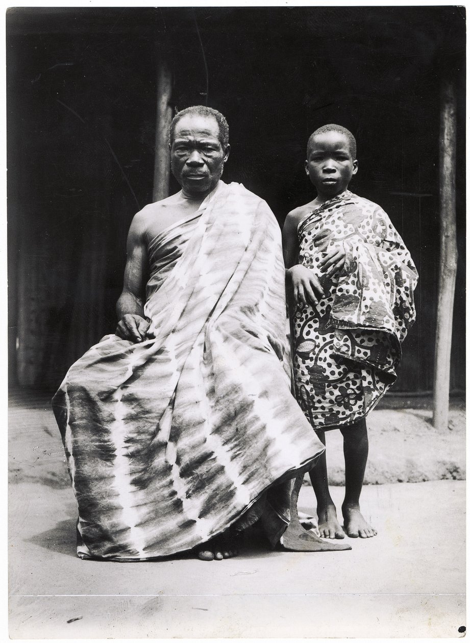 Um cristão da Costa do Marfim e seu filho, c.1935 (impressão em prata de gelatina) de F. Rodet