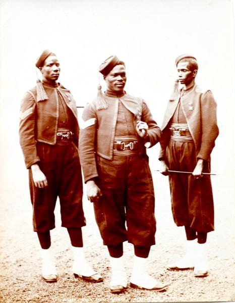 Hausa Sergeants Gold Coast, Junho de 1897 (estampado em albúmen) de F.G.O. Stuart