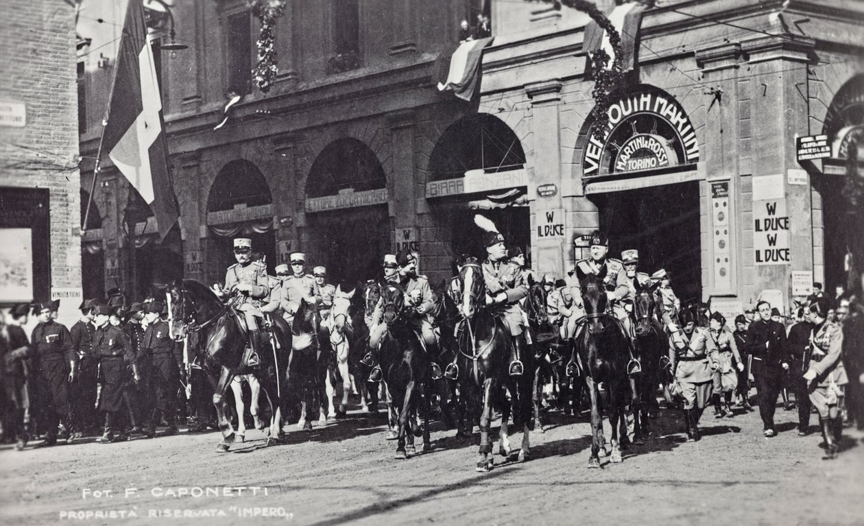 Álbum "Duce": Benito Mussolini a cavalo desfilando pelas ruas de Ferrara (foto a p/b) de F. Caponetti