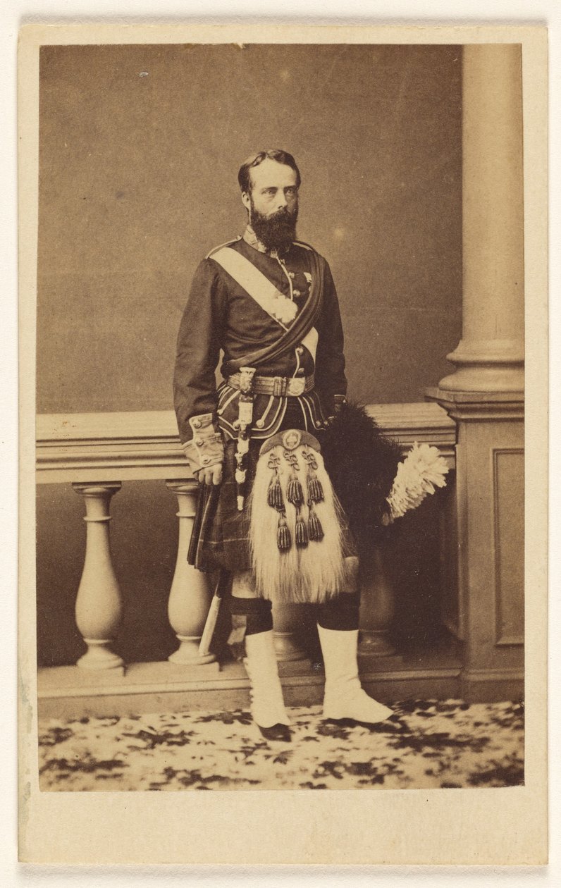 [Homem barbudo não identificado, de kilt, de pé]. de F. W. Baker
