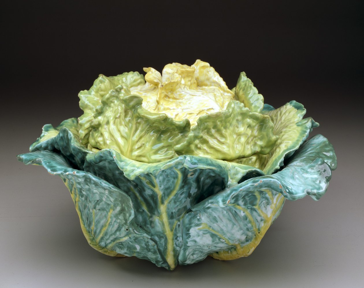 "Repolho" terrina e cobertura, c.1755 (cerâmica estanhada) de Factory Sceaux