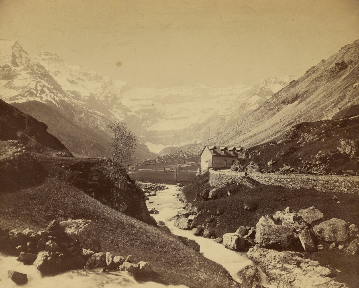 [Rio que atravessa o vale da montanha]. de Farnham Maxwell Lyte