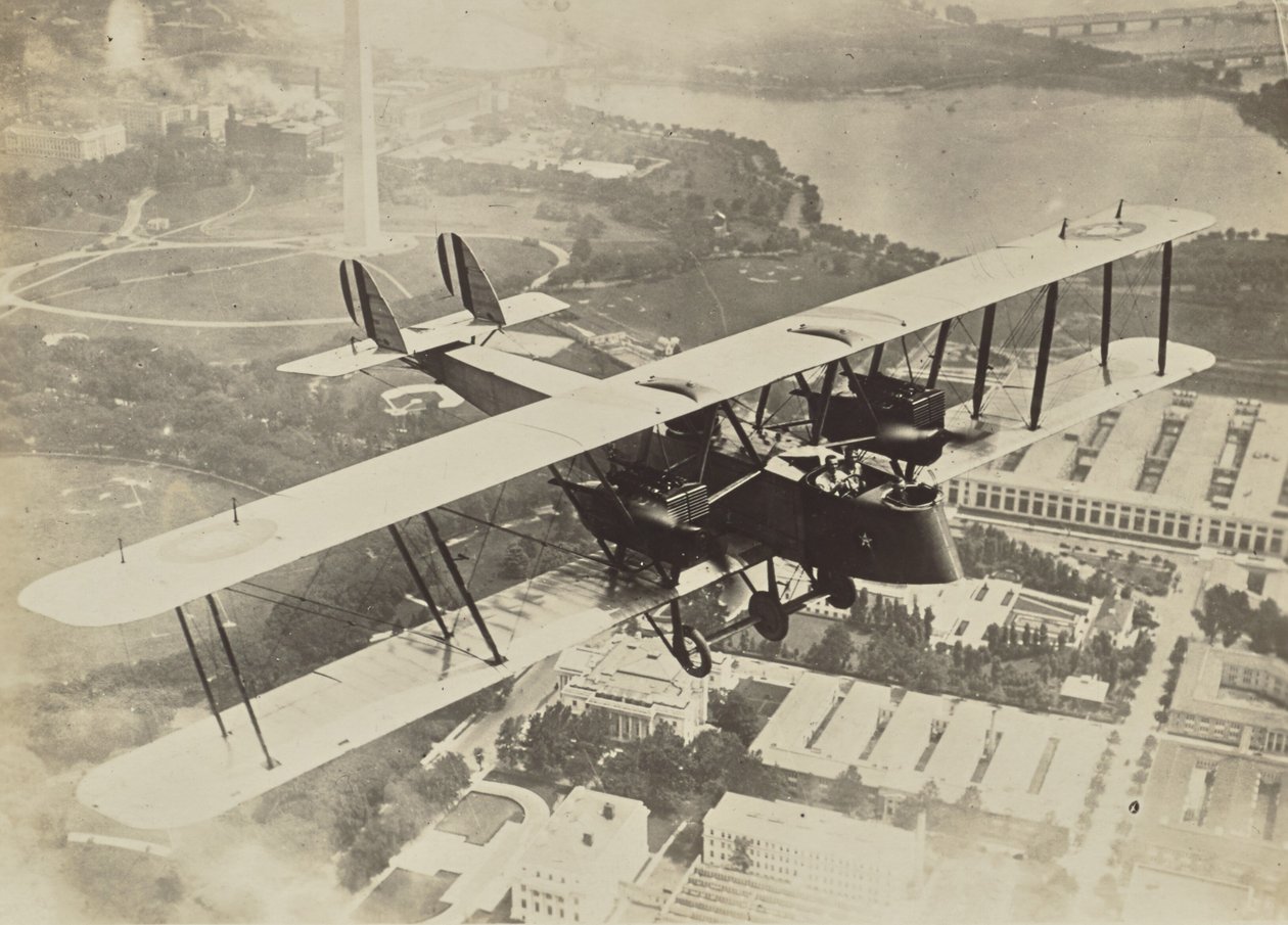 [Avião a voar sobre Washington D.C.] de Fedele Azari