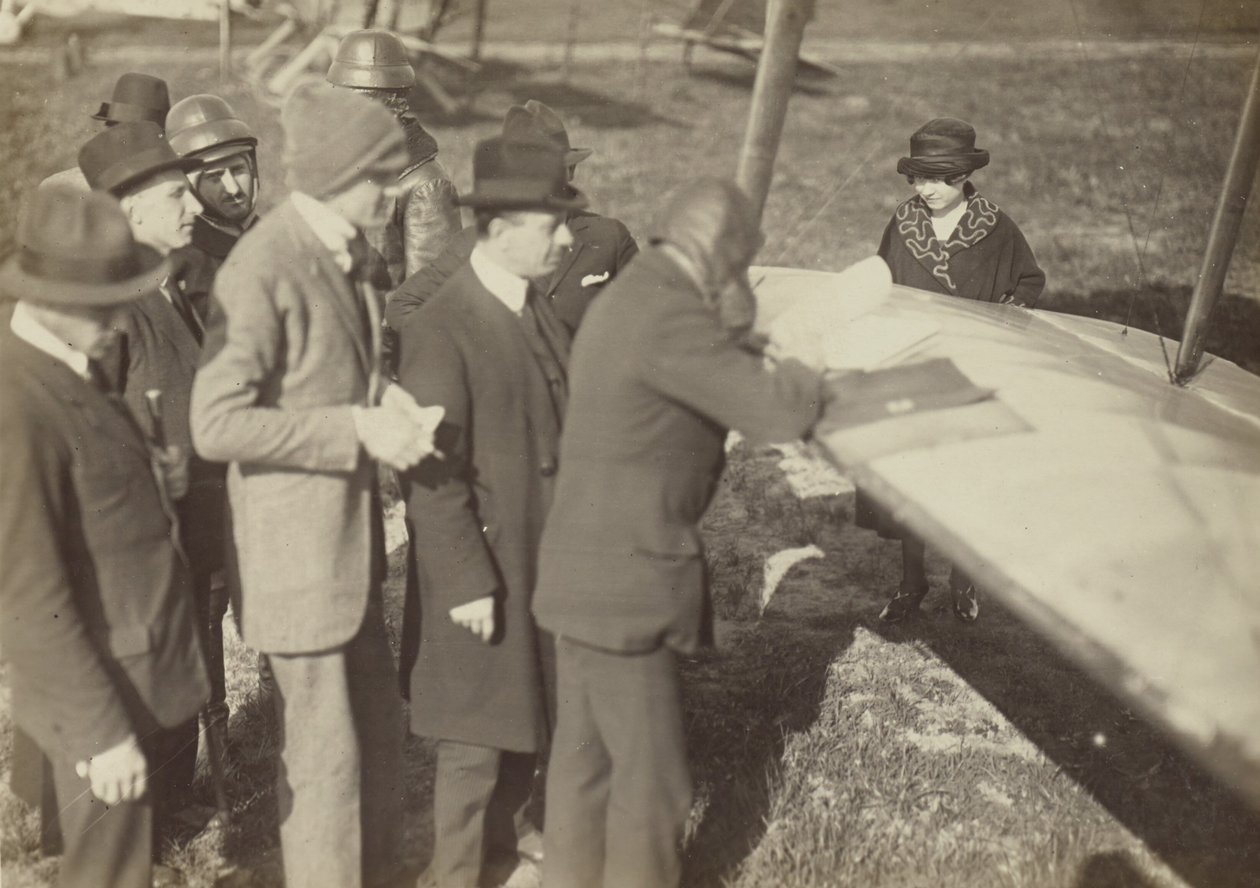 [Grupo à volta do bordo de uma asa de um Caproni Ca. 3 (avião)]. de Fedele Azari