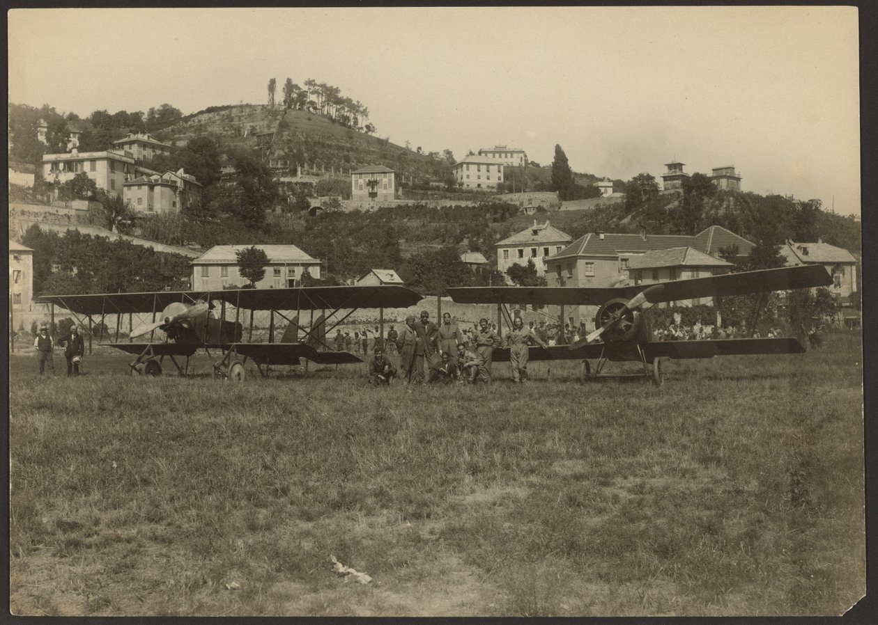 [Grupo entre dois aviões]. de Fedele Azari