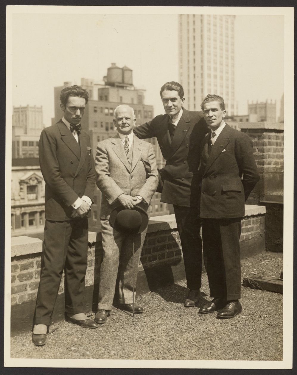 [Retrato de grupo de F. Vecchi, Dr. Brinton, F. Azari e O.L. Foletti] de Fedele Azari