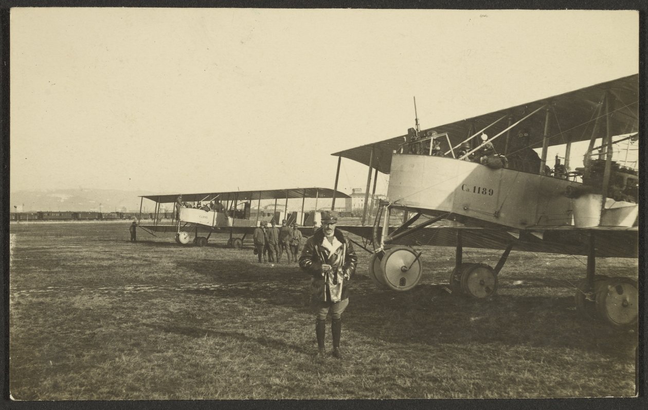 [Homem em frente a um avião]. de Fedele Azari