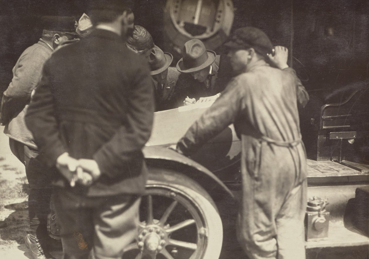 [Homens agrupados à volta do capot de um carro]. de Fedele Azari