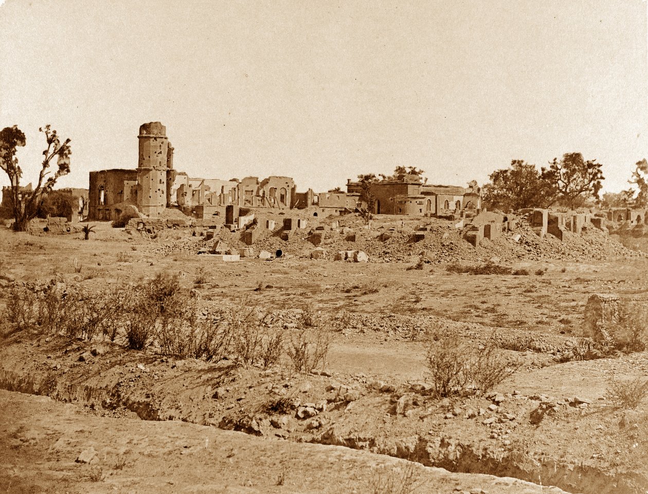 Pátio da igreja e a residência à distância, Lucknow de Felice Beato