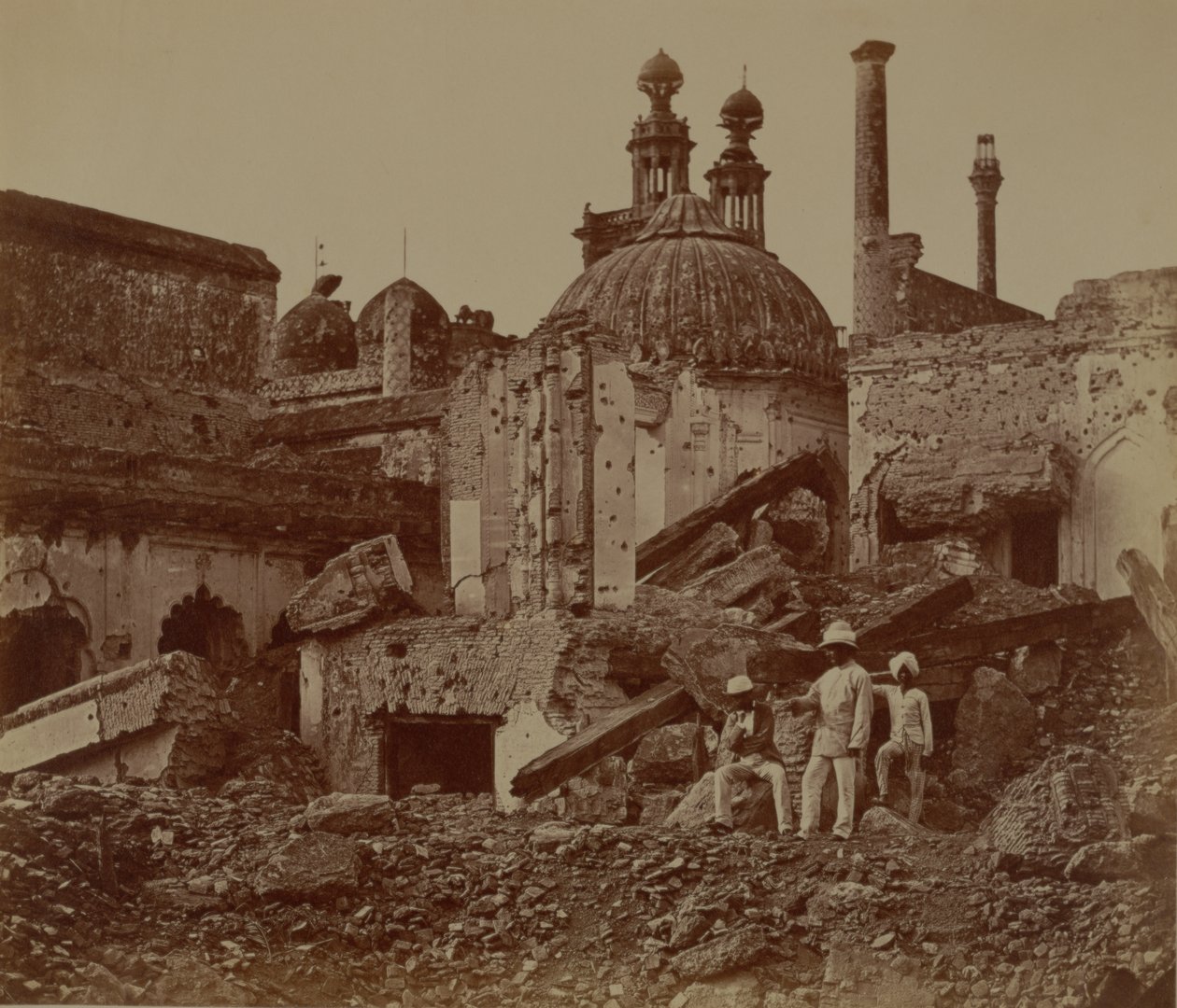 Fort Lucknow após o motim indiano, 1857 de Felice Beato