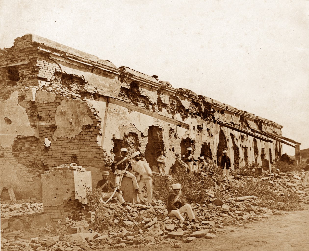 O entrincheiramento do Gen Wheeler em Cawnpore, março de 1858 de Felice Beato