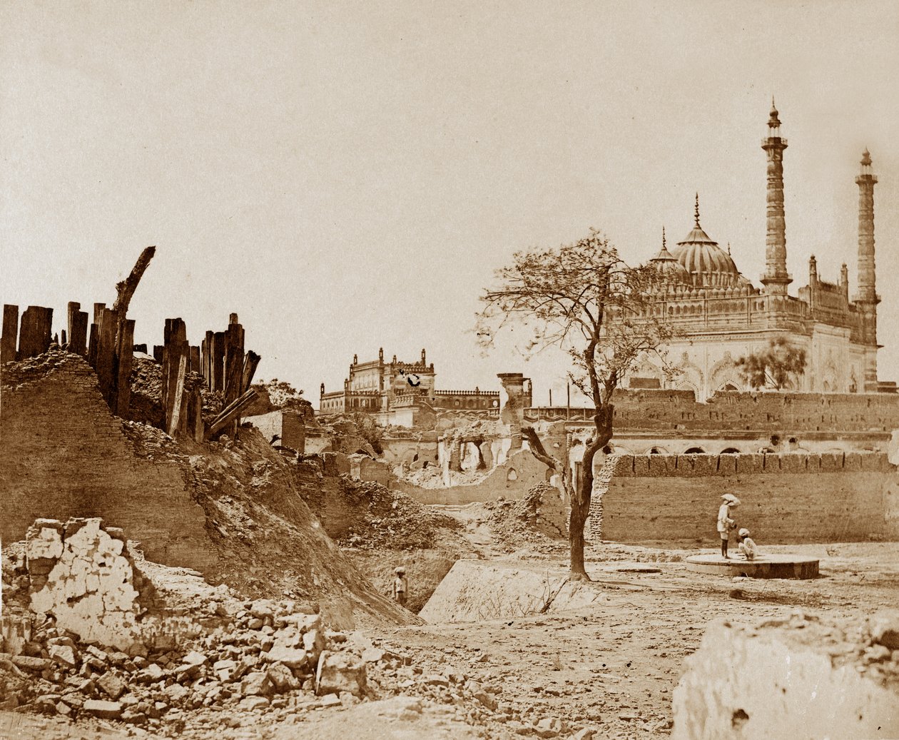 A bateria perto do Begum Kotee, Lucknow de Felice Beato