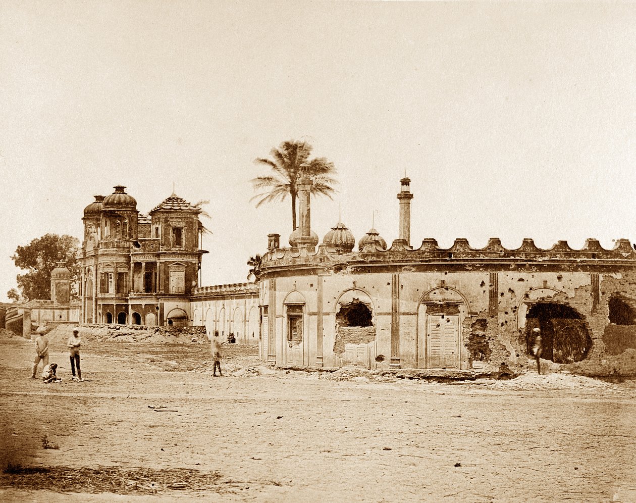 O Secundra Bagh mostrando a violação de Gateway, Lucknow de Felice Beato