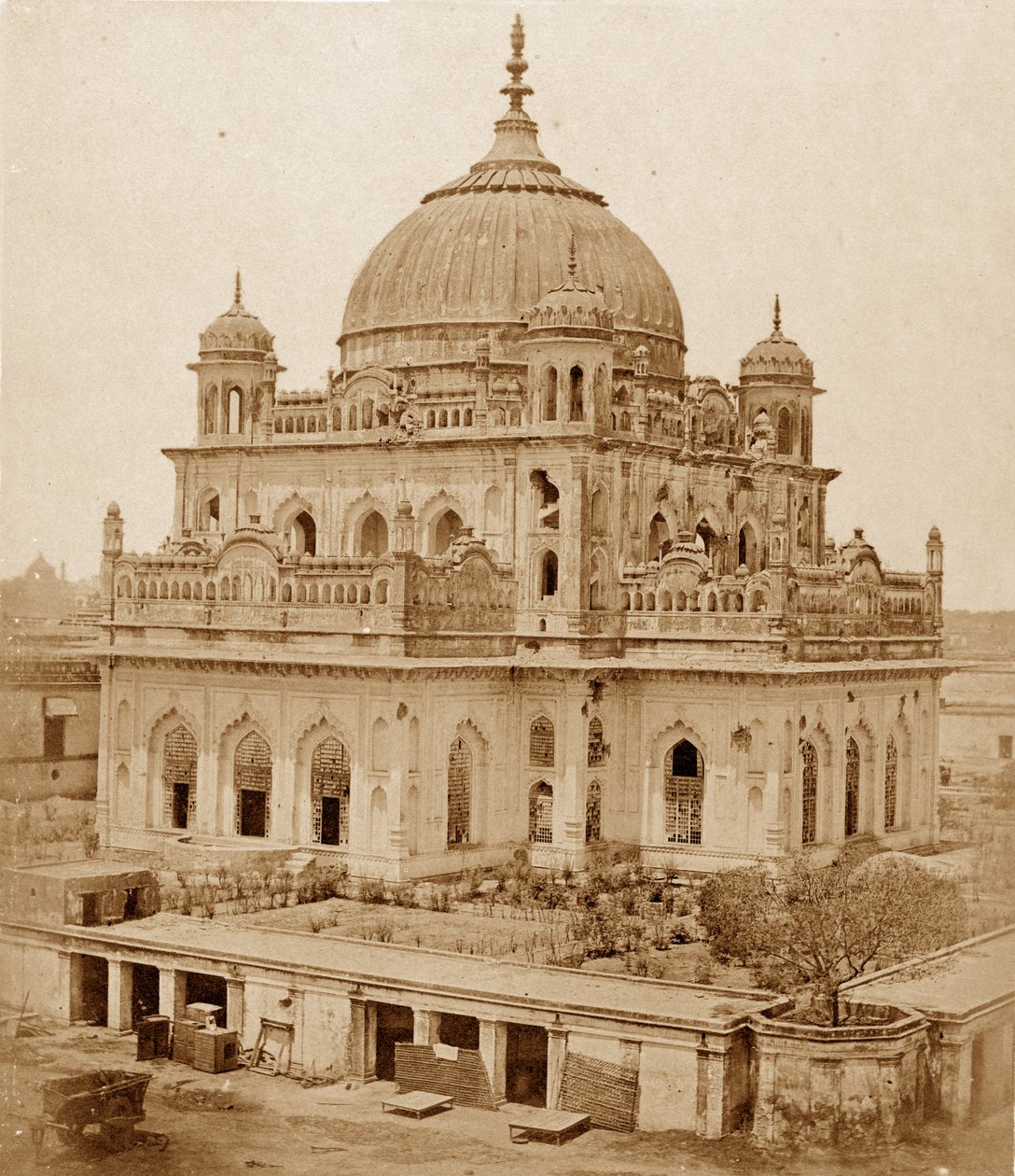 O túmulo de Saadat Ali no Palácio Kaiserbagh, Lucknow, 1858 de Felice Beato